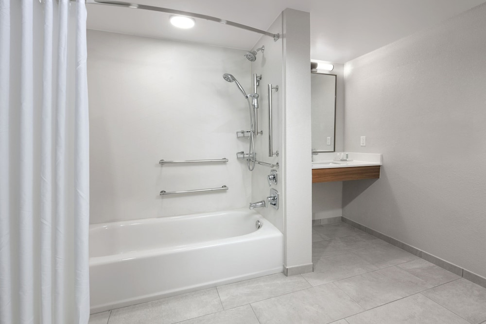 Room, 1 King Bed (Mobility Accessible, Tub)