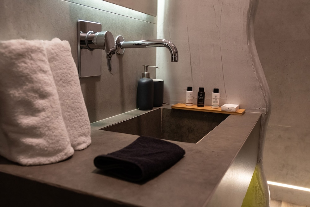 Deluxe Double Room - Photo 26