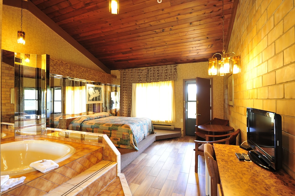 Romantic Room, 1 Queen Bed, Jetted Tub, Courtyard View photo 2