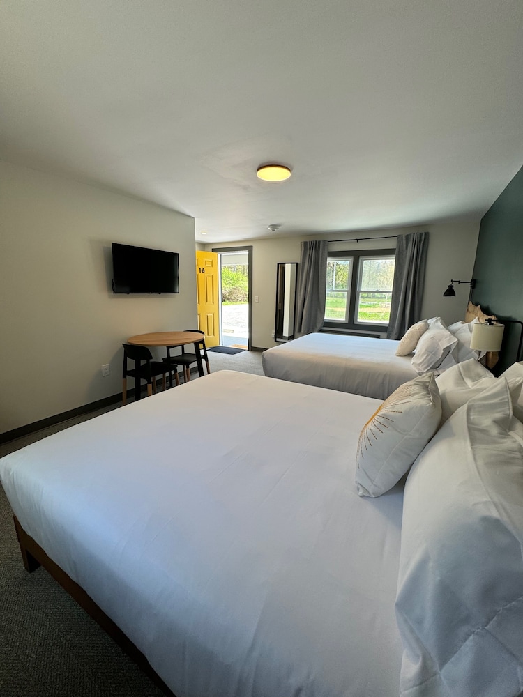 Classic Double Room, 2 Queen Beds, Courtyard View photo 3