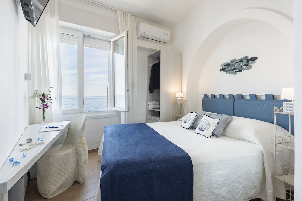 Economy Double or Twin Room, Sea View photo 1