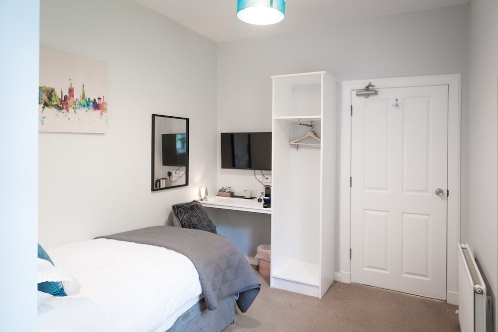 Single Room (with shower)