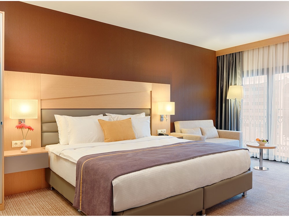 Suite, 1 King Bed with Sofa bed, Balcony, Corner