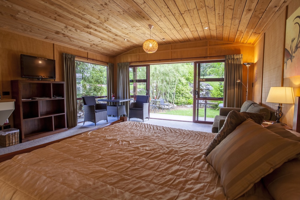Romantic Studio, 1 King Bed, Garden View photo 2