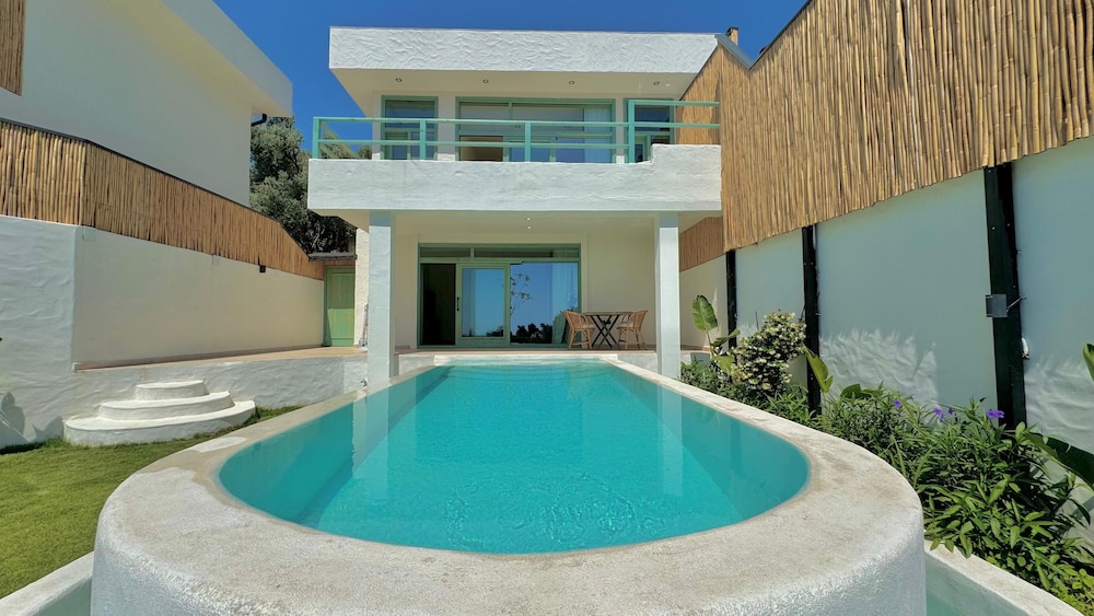 NEFES - White House (Private Pool and Jacuzzi)