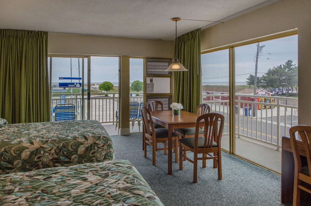 Pool front and Ocean View Suite with Kitchen (I)