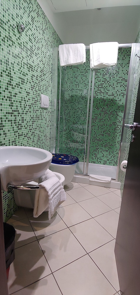 Basic Double Room, 1 King Bed, Ensuite - Photo 18