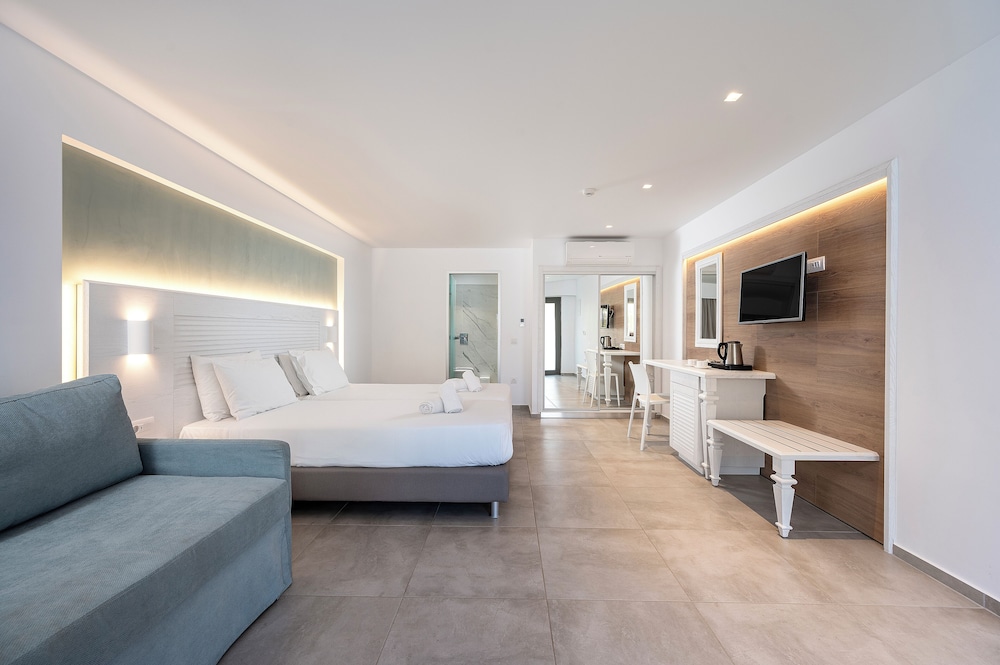 Deluxe Room, Terrace, Pool View photo 3