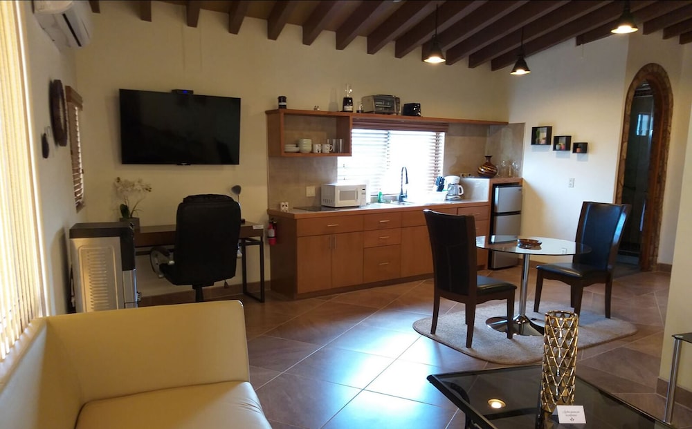 Suite #5 photo 3