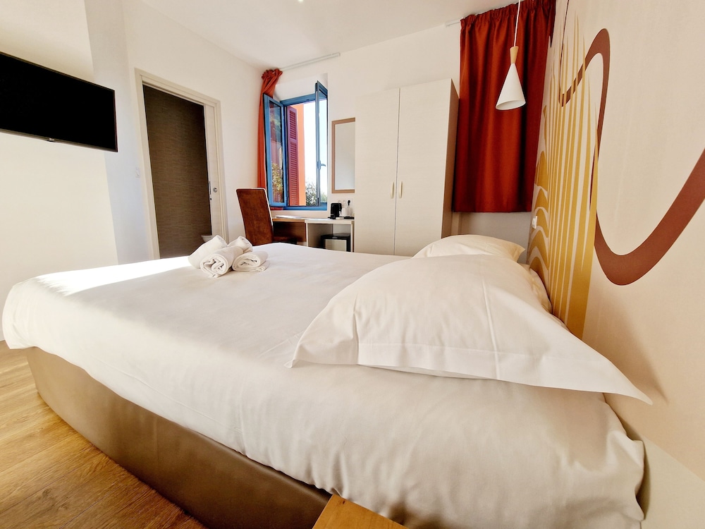 Standard Double Room, Non Smoking, Partial Sea View photo 3