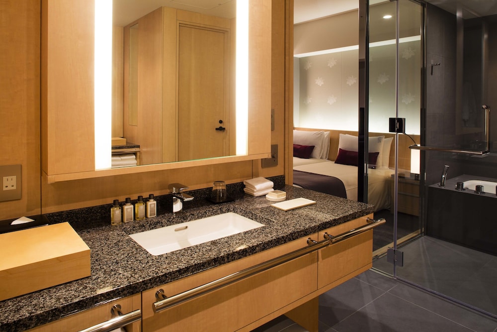 Executive Suite King, Non Smoking (Breakfast & Club Lounge Access Included)
