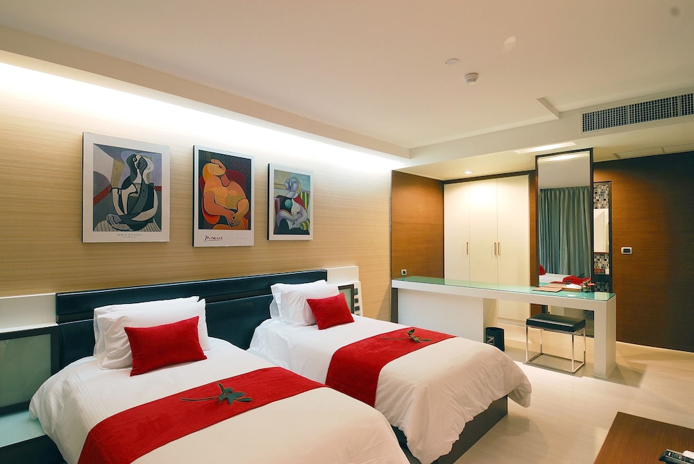 2 Bedroom Ocean View Royal Suite thumbnail 6