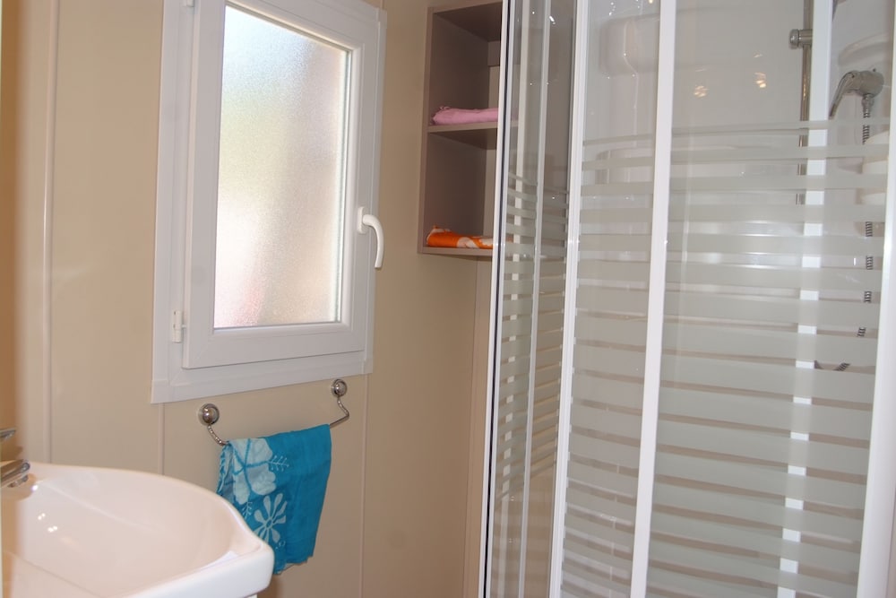 Mobile Home, 2 Bedrooms photo 3