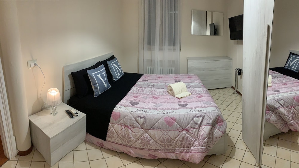 Honeymoon Double Room, Ensuite, City View photo 2