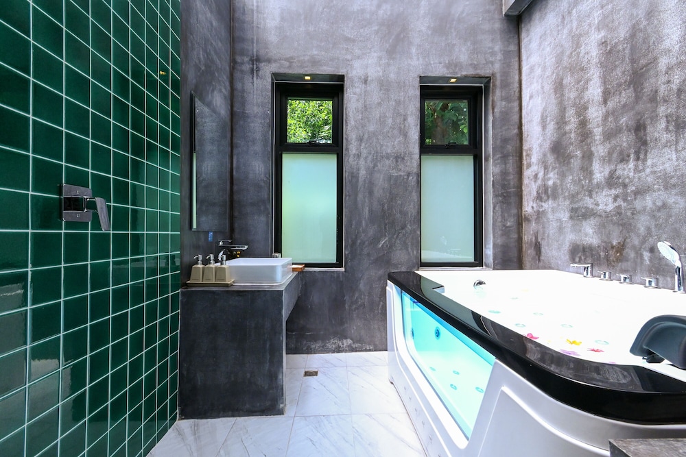 2 Bedroom Jacuzzi Villa - Photo 2