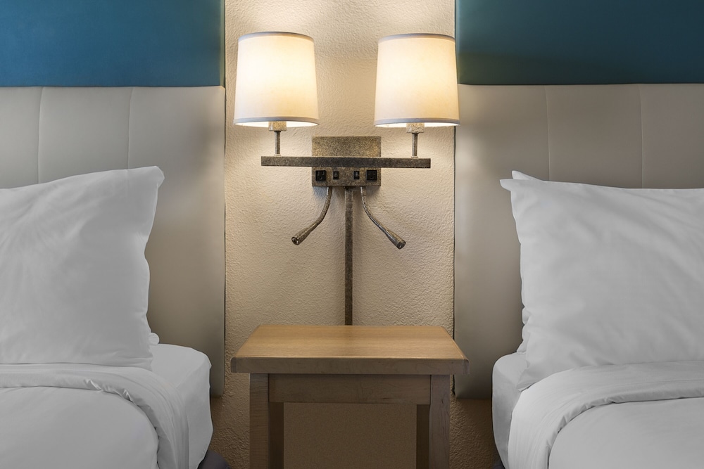 Standard Room, 2 Queen Beds - Photo 5