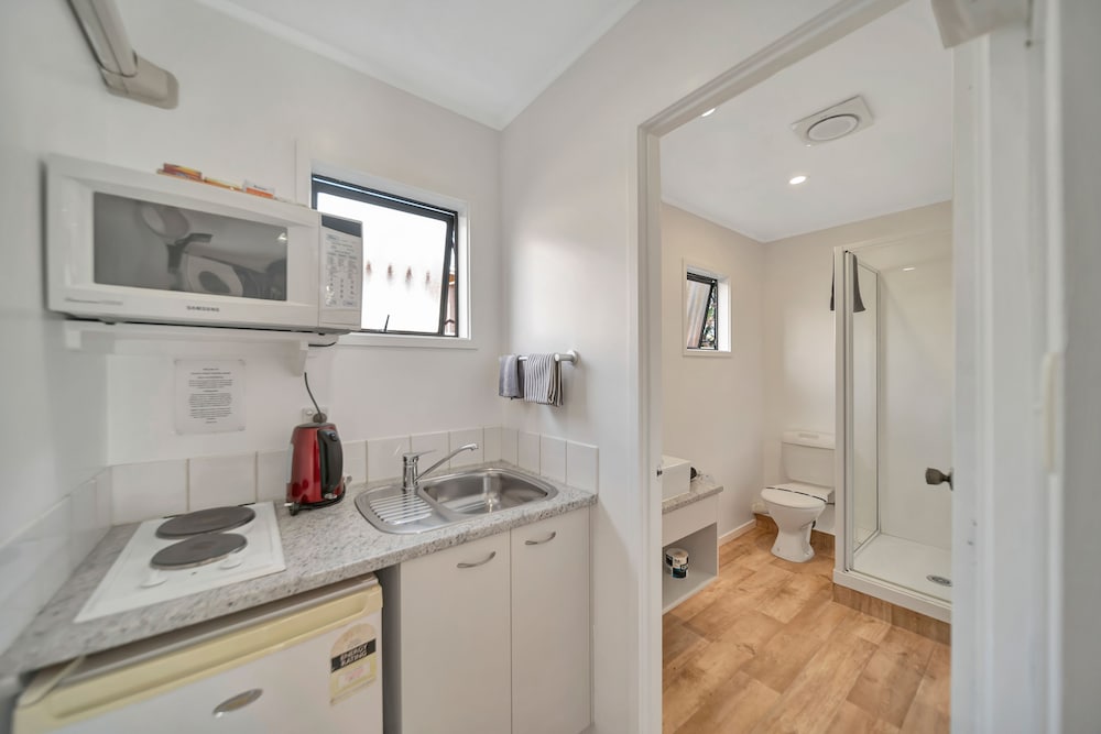 Twin Bed with Walk-in Shower