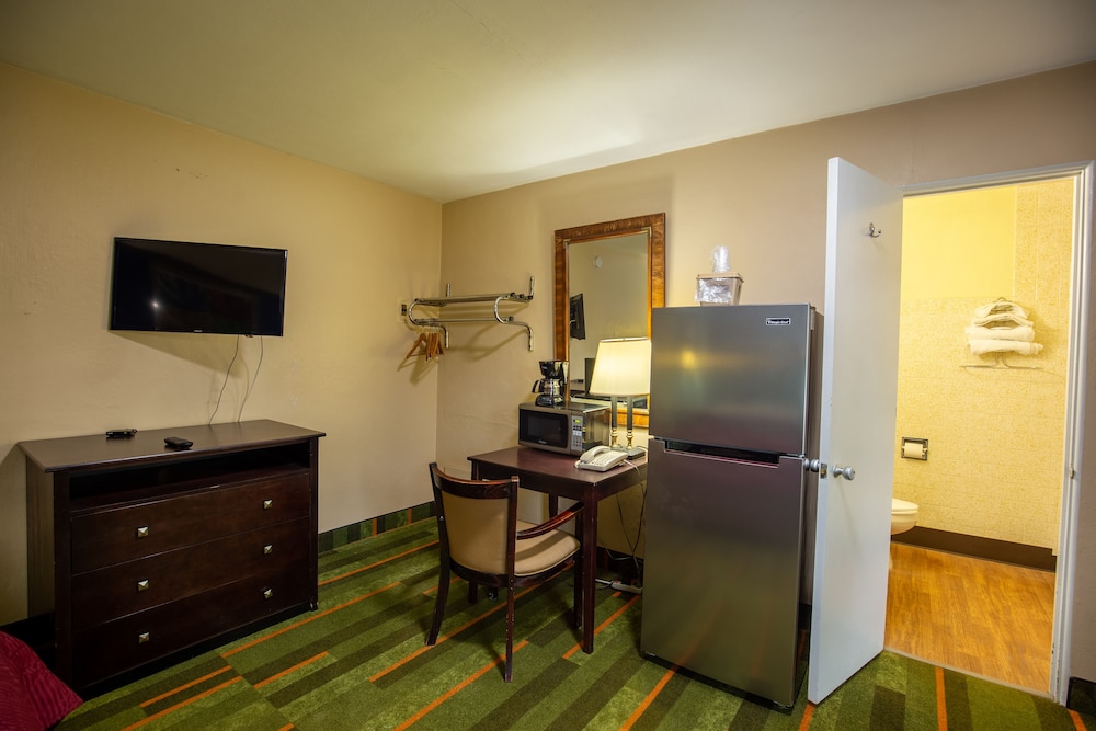 Deluxe Single Room, 1 Queen Bed, Non Smoking, Refrigerator & Microwave photo 3