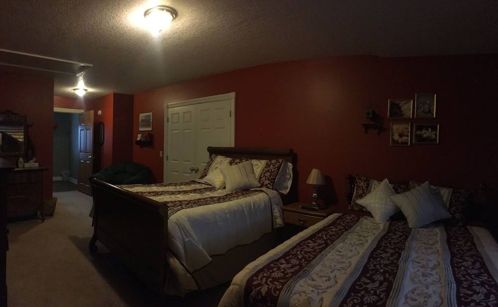 Deluxe Room, Multiple Beds photo 3