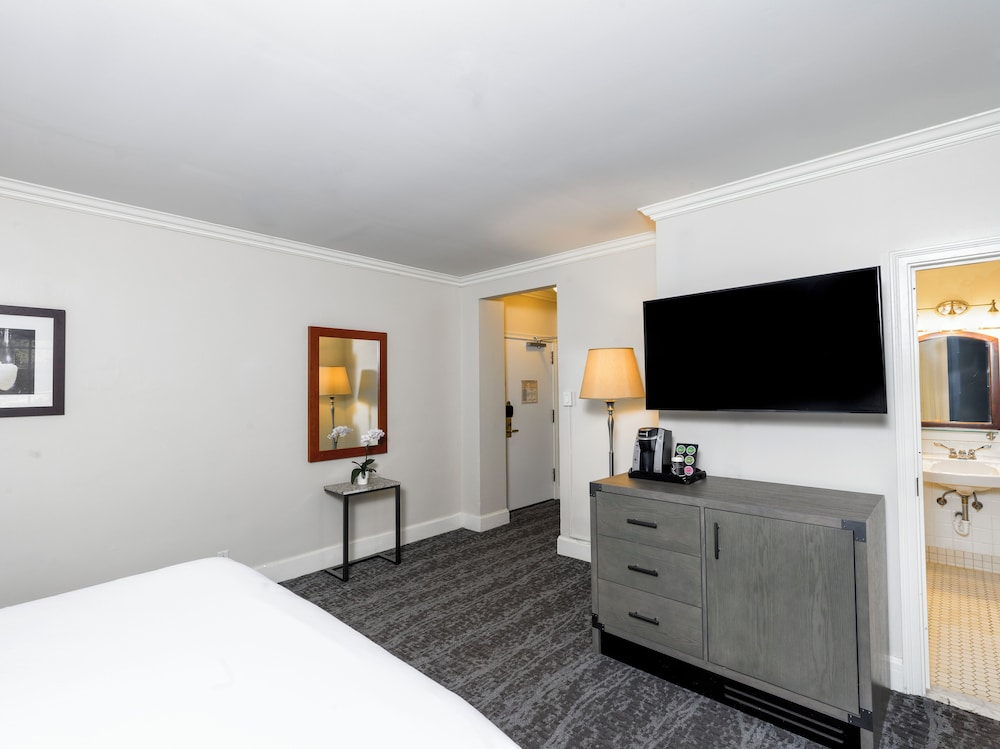 Deluxe Room, 1 King Bed (Accessible)