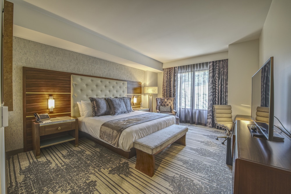 Deluxe Room, 1 King Bed (High Floor) photo 1
