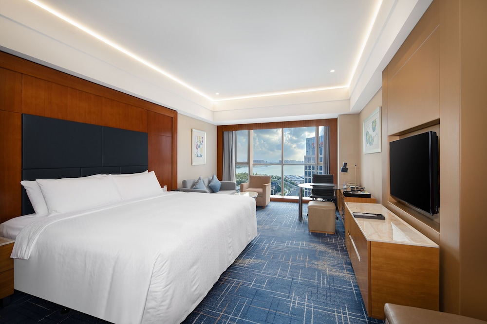 Premium Room, 1 King Bed, Partial Lake View - Photo 2