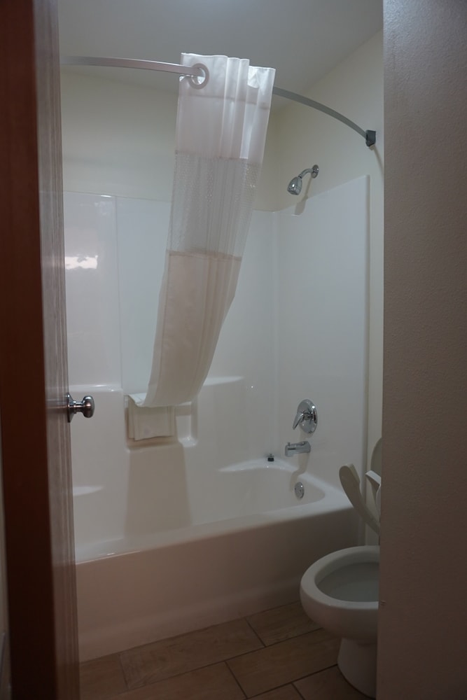 Deluxe Studio Suite, 1 King Bed, Non Smoking, Jetted Tub - Photo 2