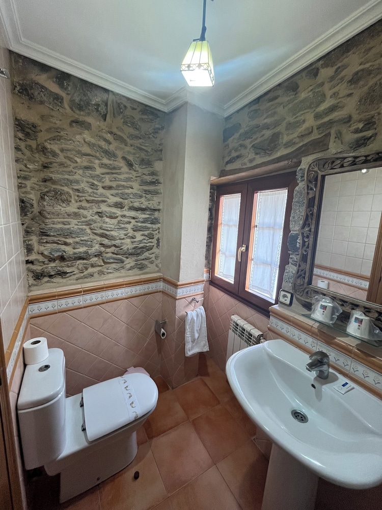 Double Room - Photo 8