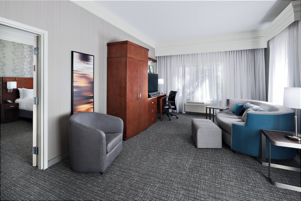 Suite, 1 Bedroom - Photo 1