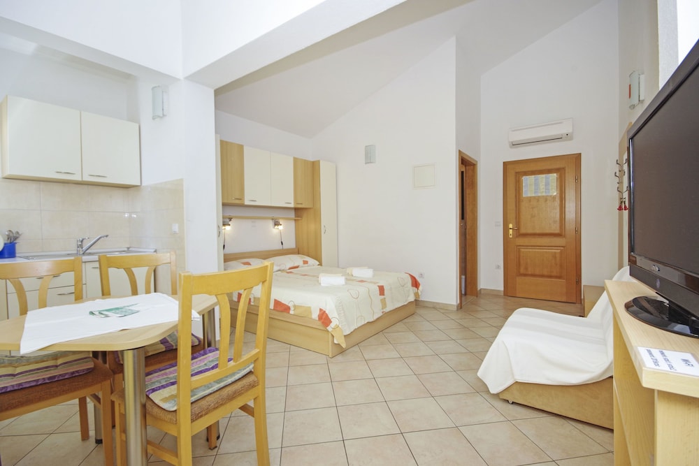Apartment (A6)