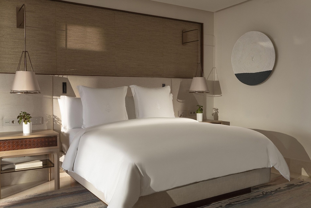 Premier Room, 1 King Bed (Island View) - Photo 3