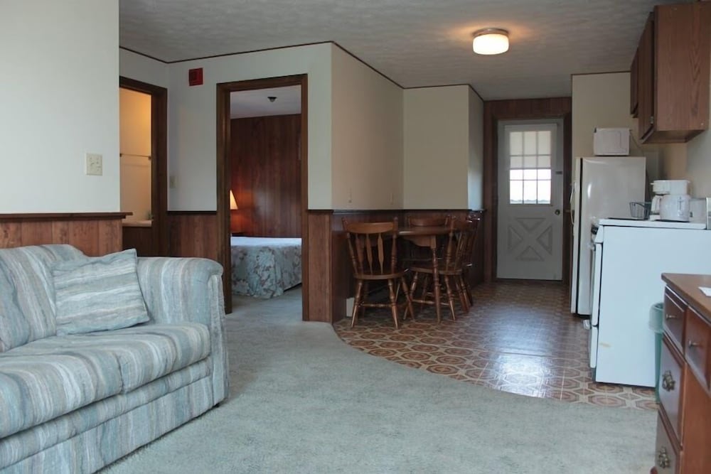 2 Bedroom Non Air Conditioned Apartment with Kitchen photo 1