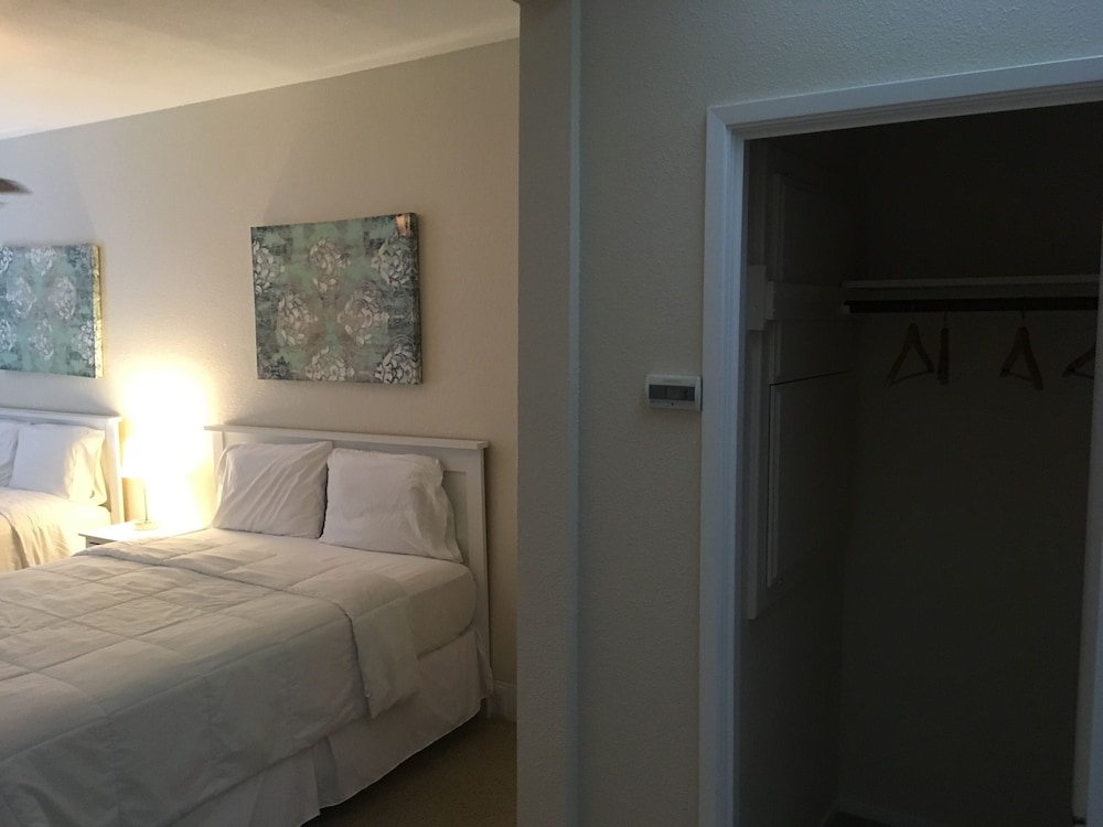 Standard Room, Multiple Beds, Non Smoking photo 3