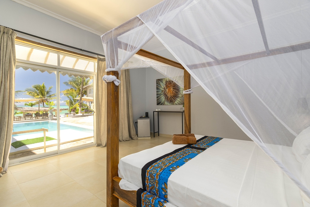 Deluxe Double Room, 1 King Bed, Ensuite, Pool View photo 3