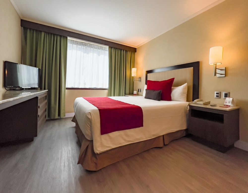 Deluxe Room, 1 King Bed photo 3
