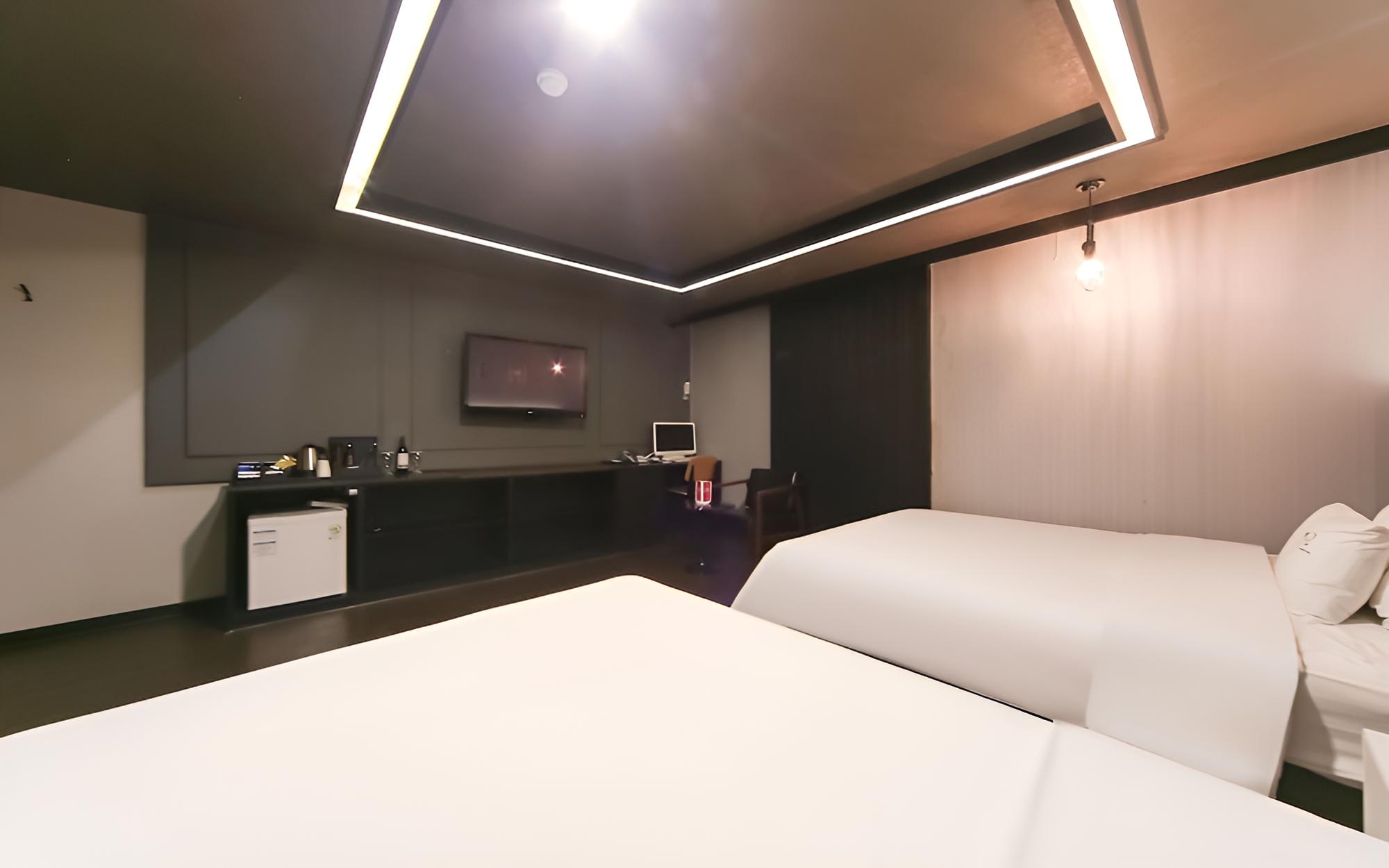 Room (Deluxe Twin (Netflix)) - Photo 2