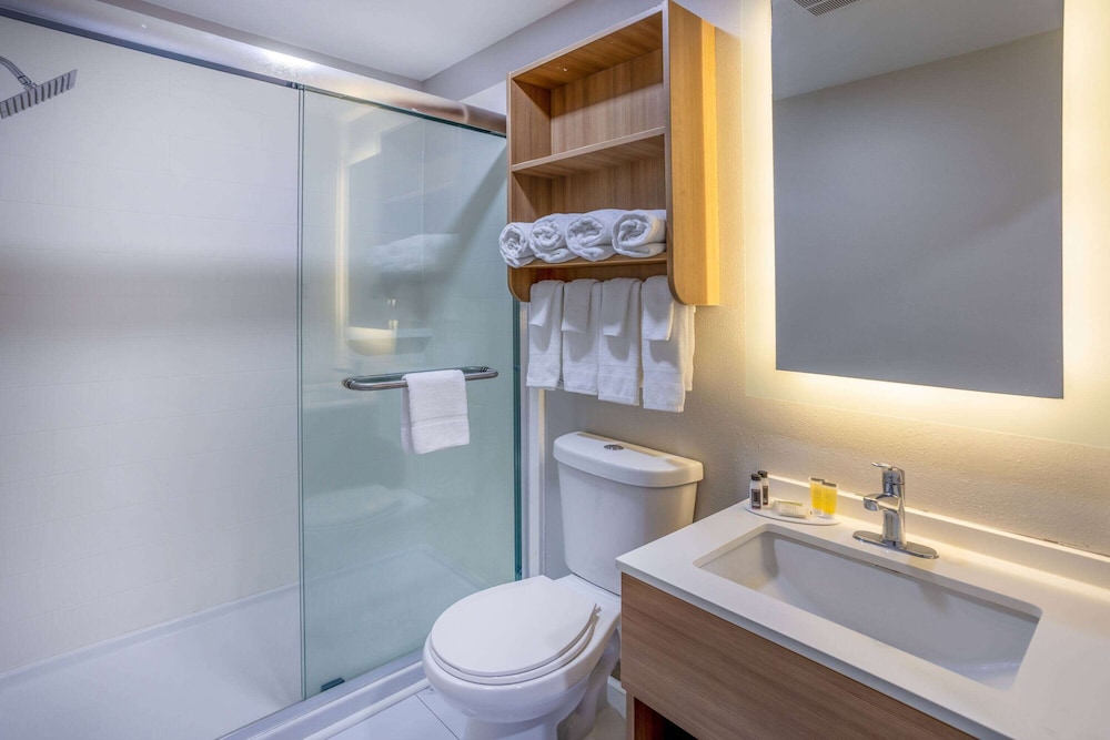 Suite, 1 King Bed, Non Smoking - Photo 2