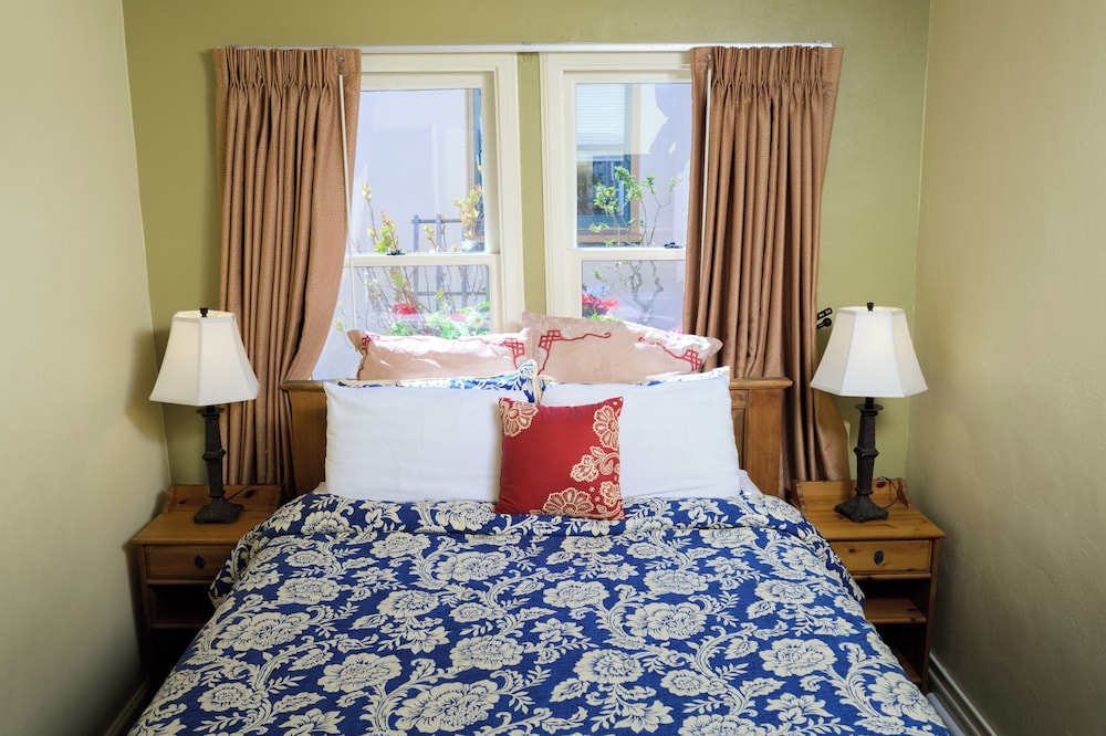 Queen Suite Two Bedrooms with Courtyard View