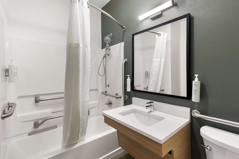 Room, 1 King Bed, Accessible Bathtub (Mobility & Hearing) - Photo 1