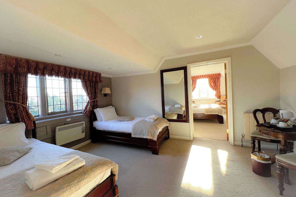 Family Room, Double Bed and 2 Twin Beds, no lift - Photo 1