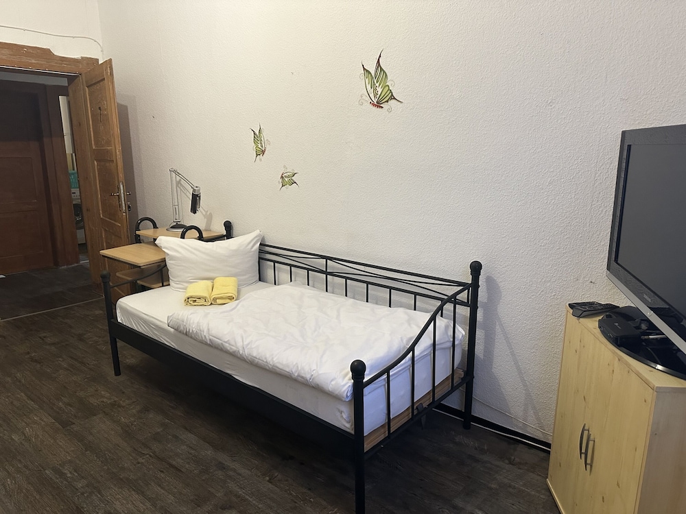 Basic Single Room, Shared Bathroom photo 2