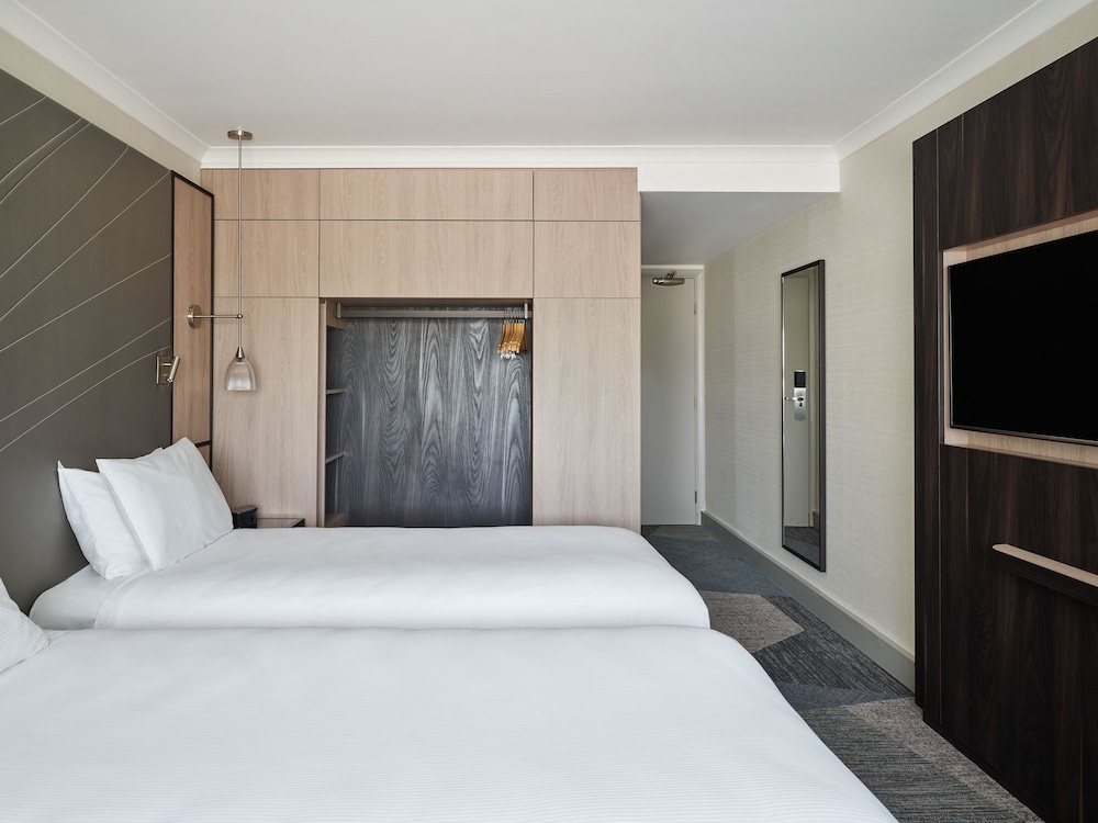 Room, 2 Twin Beds (Runway View) photo 2
