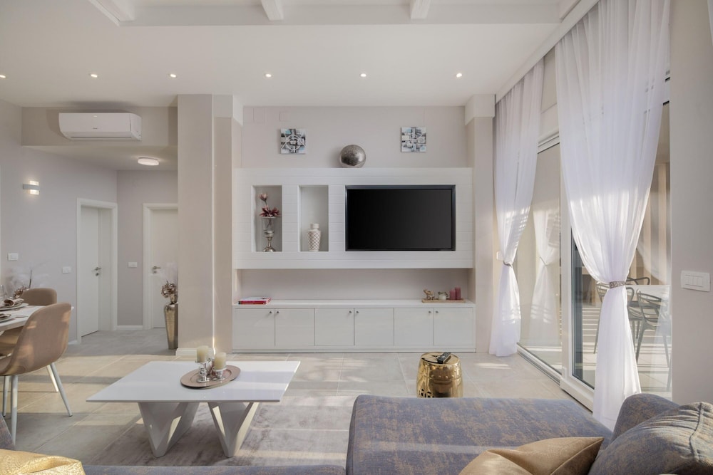Villa photo 1
