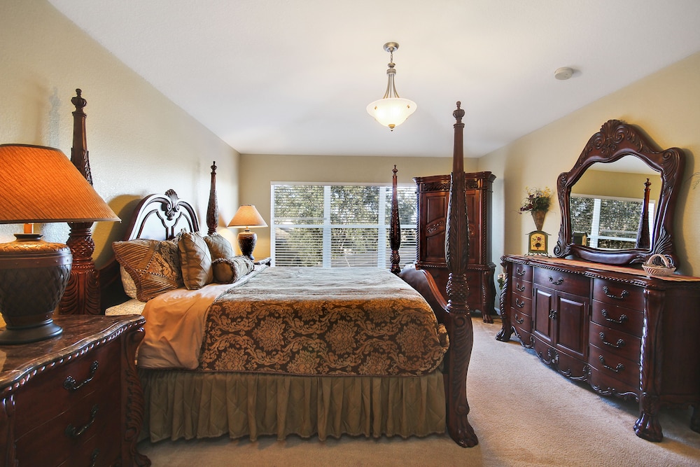 Luxury House, 6 Bedrooms (Pool Home, Sleeps 12), photo 6
