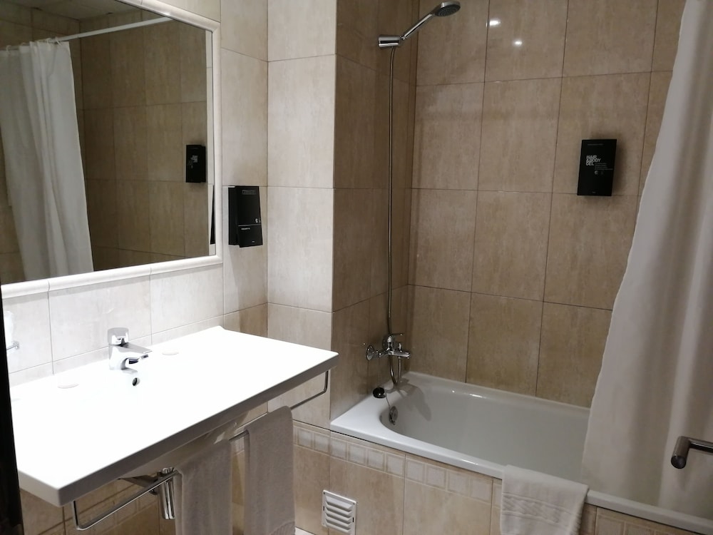 Double or Twin Room - Photo 10