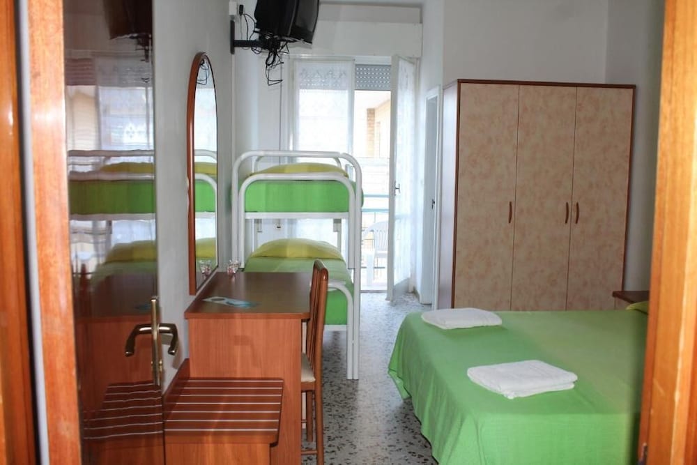 Economy Quadruple Room photo 1
