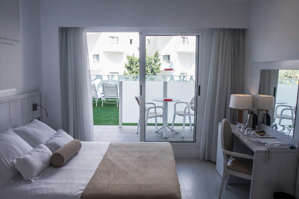 Room, Terrace (Club Solarium 2 adults + 1 child) photo 2