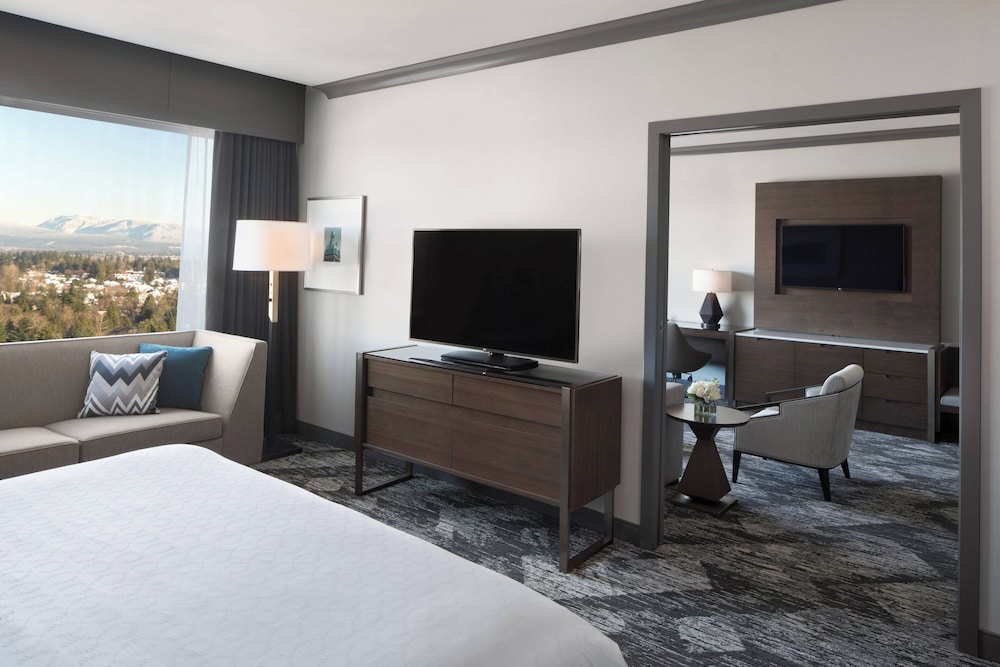 Penthouse, 1 King Bed with Sofa bed thumbnail 6