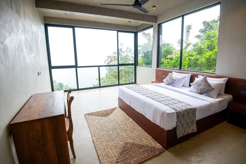 Deluxe Double Room, 1 King Bed, Non Smoking, Mountain View