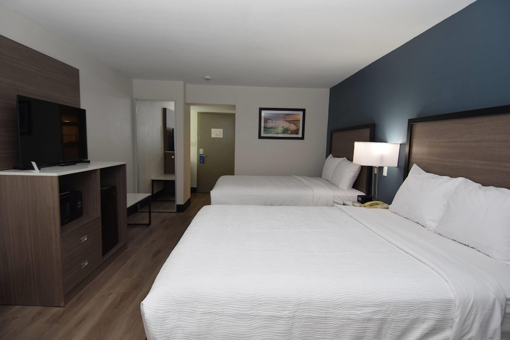 Room, 2 Queen Beds, Mobility Accessible, Non Smoking (Roll-in Shower)